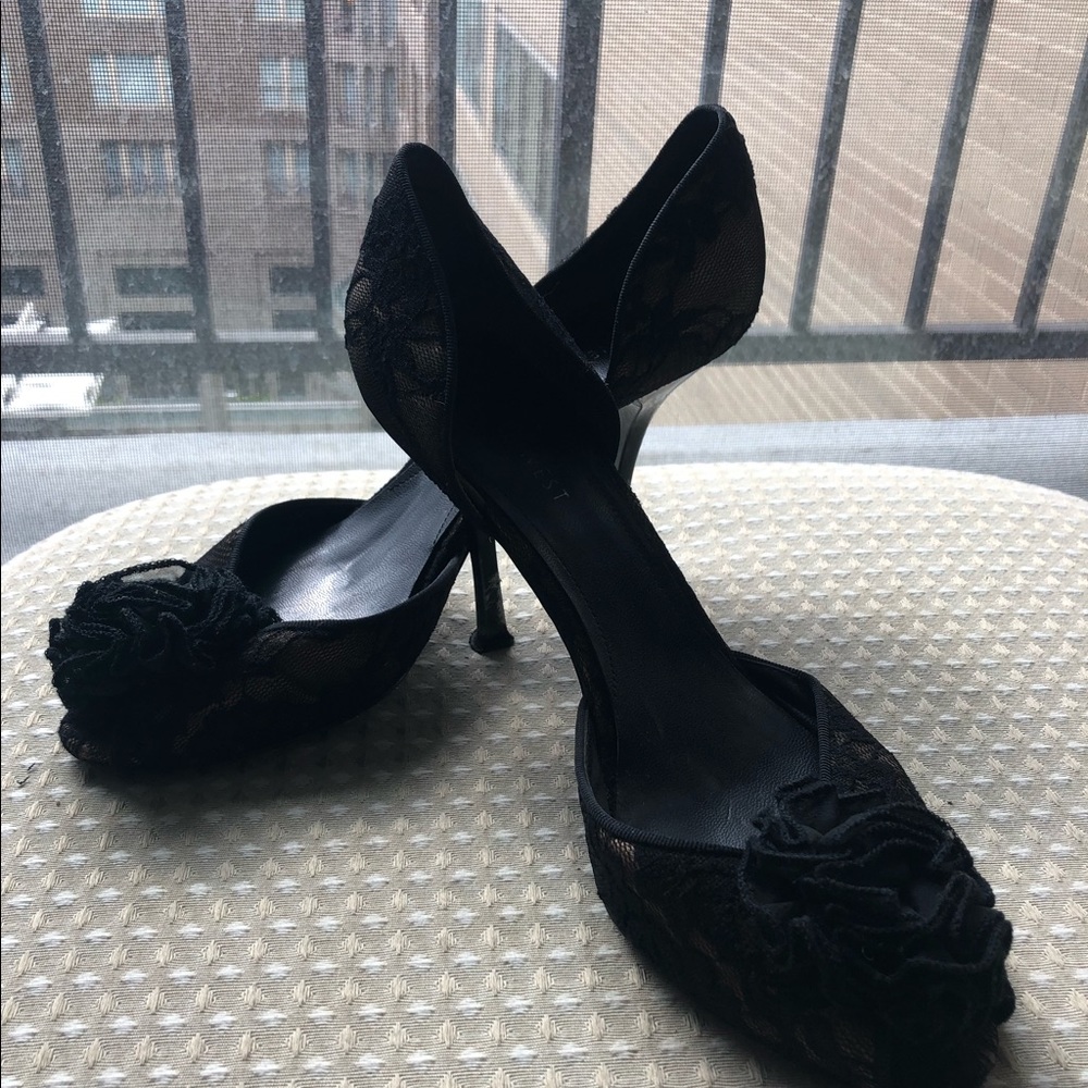 Nine West black lace heel with removal pom